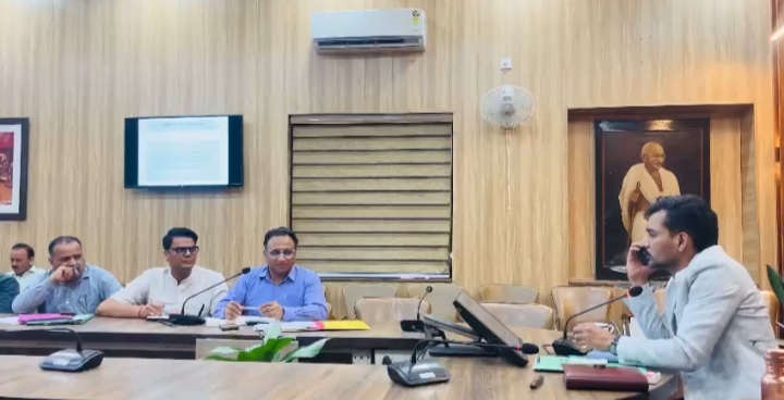  हेल्पलाइन 1962 पर उचित रिस्पॉन्स न मिलने पर डीएम ने जताई नाराजगी, संबंधित कार्मिकों का वेतन रोकने के निर्देश