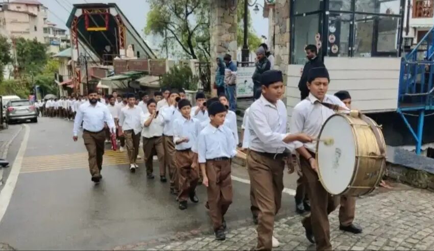  बारिश के बीच मसूरी में स्वयंसेवकों ने किया पथ संचलन