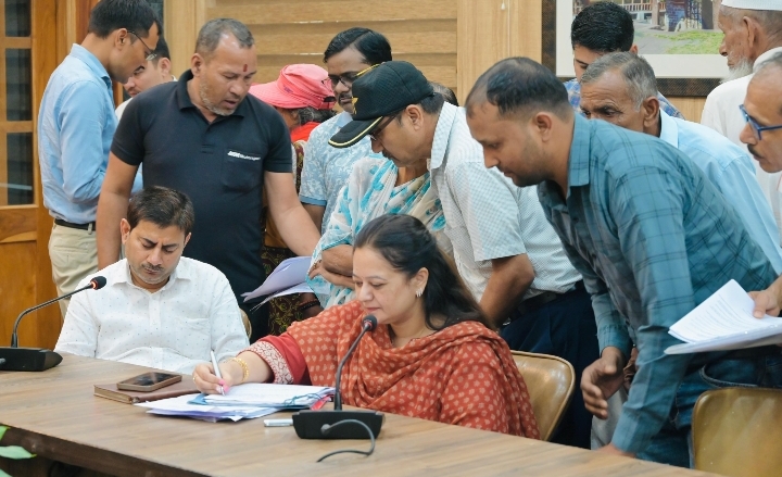  अवैध कब्जों व क्षतिग्रस्त मार्गों की समस्याओं पर अधिकारियों को दिए गए कड़े निर्देश