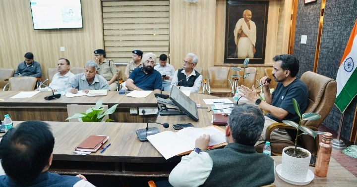  विधानसभा चुनाव-2027 : देहरादून में 23 अक्टूबर से ईवीएम की तकनीकी जांच, डीएम ने राजनीतिक दलों से मांगा सहयोग