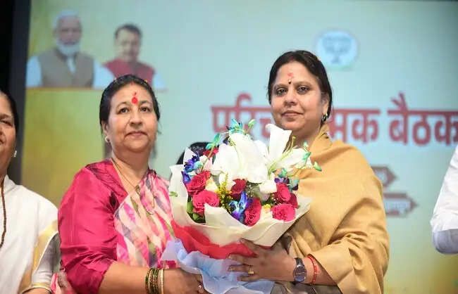  महिला मोर्चा को बूथ स्तर तक मजबूत करने पर जोर, राष्ट्रीय अध्यक्ष रूपकुमारी ने लिया संगठनात्मक फीडबैक