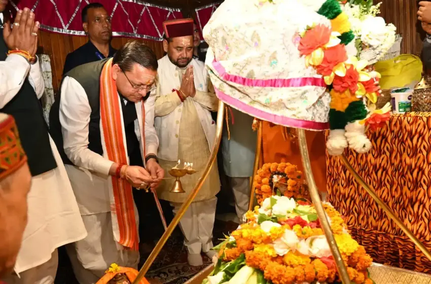  प्रधानमंत्री मोदी के सार्वजनिक जीवन के 25 वर्ष पूरे होने पर धामी ने काशी विश्वनाथ में की पूजा