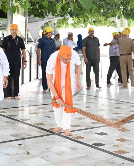  नानकमत्ता में मुख्यमंत्री धामी ने किया श्रमदान, स्वच्छता को जीवनशैली बनाने का दिया संदेश