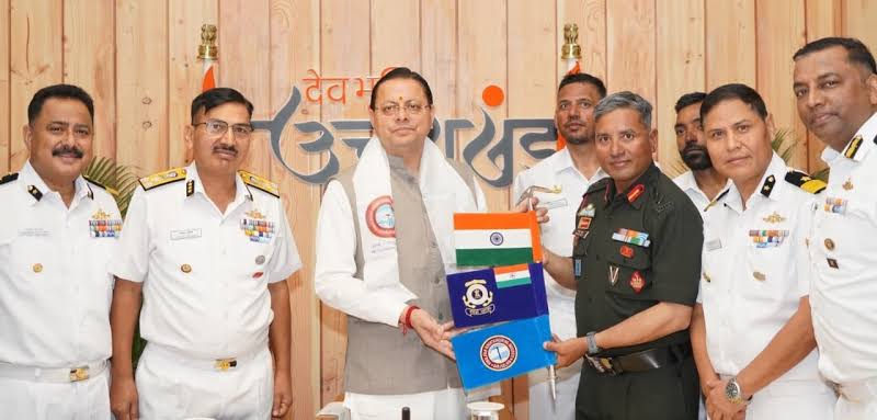  माउंट मुकुट ईस्ट पर फहराया उत्तराखंड का ध्वज, सीएम धामी ने किया तटरक्षक बल-एचएमआई दल का स्वागत
