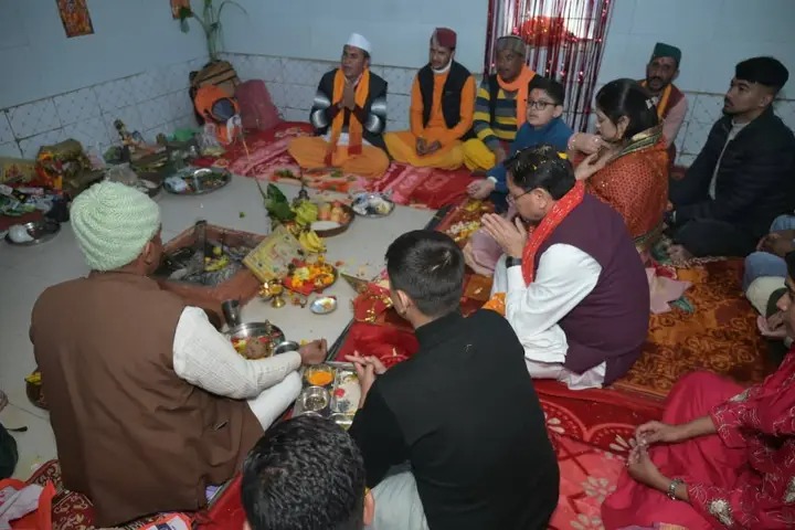  पैतृक गांव हड़खोला में मुख्यमंत्री ने की पूजा-अर्चना