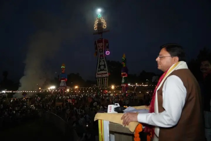  देहरादून में 181 फीट ऊंचे रावण के पुतले का दहन, मुख्यमंत्री धामी ने दिया सत्य और धर्म के मार्ग पर चलने का संदेश