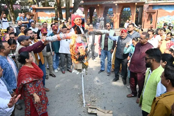  समाजवादी पार्टी के अध्यक्ष अखिलेश यादव का फूंका पुतला