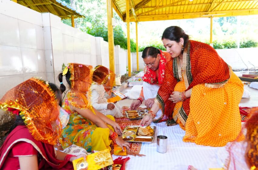  मुख्यमंत्री धामी ने महानवमी पर किया कन्या पूजन